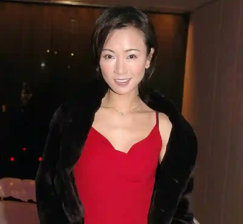 香港知名女星像癌症末期病人，身材消瘦双颊凹陷，体重不到80斤