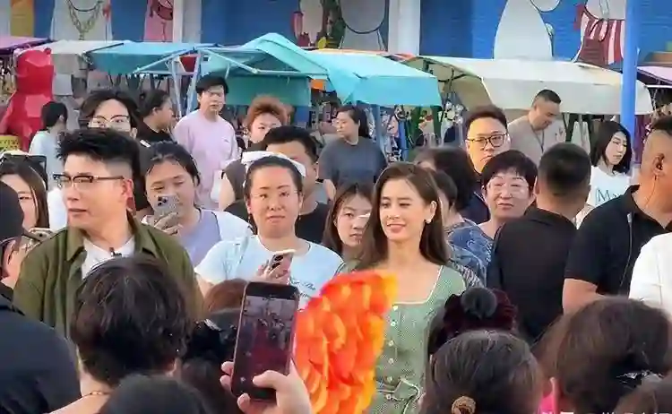 黄圣依近况曝光，打扮一言难尽，裙摆全是褶，网友：像穿了个麻袋