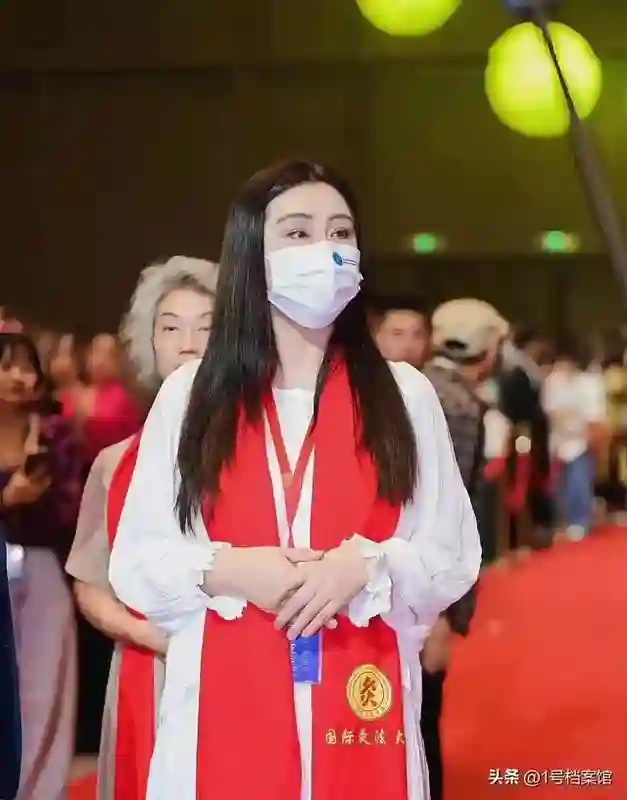 口罩眼镜齐上阵，不露真面目的王祖贤，遮掩的答案早已不言而喻