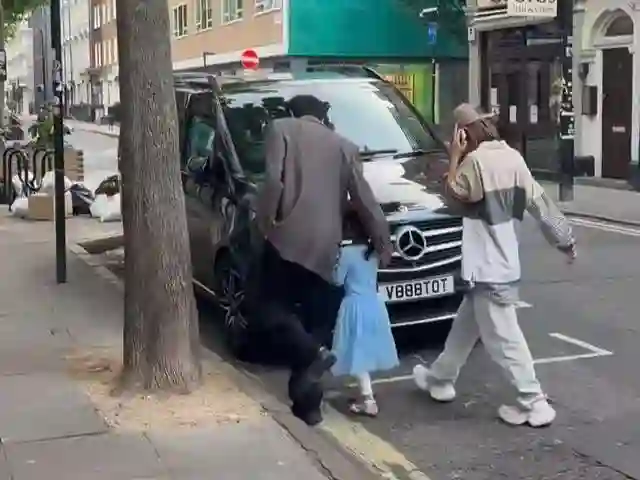 张若昀伦敦遛娃！父女牵手同行，搂女儿肩膀太有爱，唐艺昕跟后面