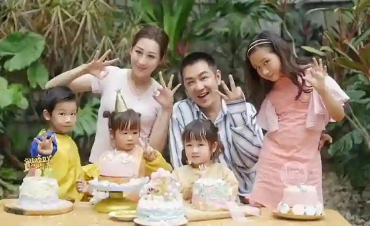 恭喜！香港知名男星妻子被曝怀第五胎，当众拉低裤头露出雪白肚皮