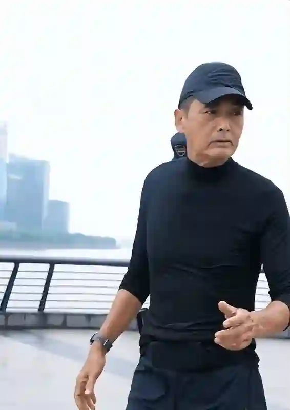 70岁周润发近照曝光！新加坡与发嫂同框，身形消瘦引粉丝担忧