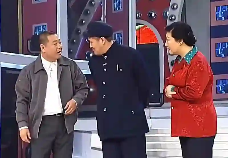 时隔七年，王菲戴着两个虾片（未炸版）再登春晚