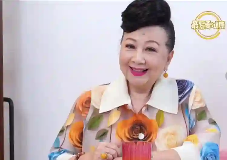 TVB身价两亿75岁富婆宣布与小17岁男友复合，豪言不会再生孩子! 直呼是“我的福气”
