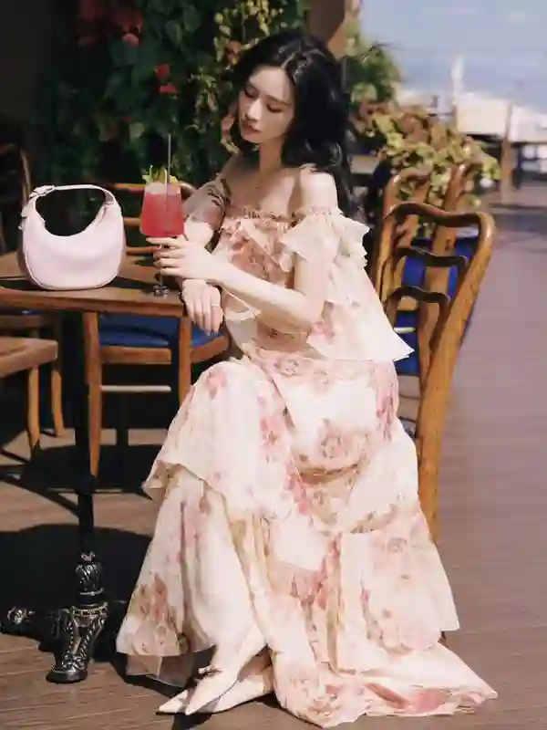 刘诗诗印花露肩裙造型惊艳，尽显灵动甜美