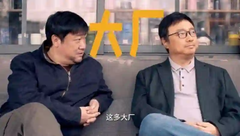 贾冰这是怎么了？暴瘦45斤后首亮相，和妻子同框像极了父女