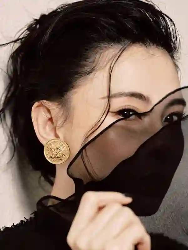 张柏芝一袭黑色短裙现身活动，冷冽优雅成熟风韵满溢