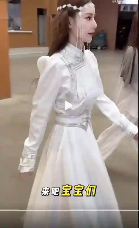 汪小菲马筱梅带孩子来内蒙：小玥儿穿藏服太像大S，筱梅白色衣服很仙
