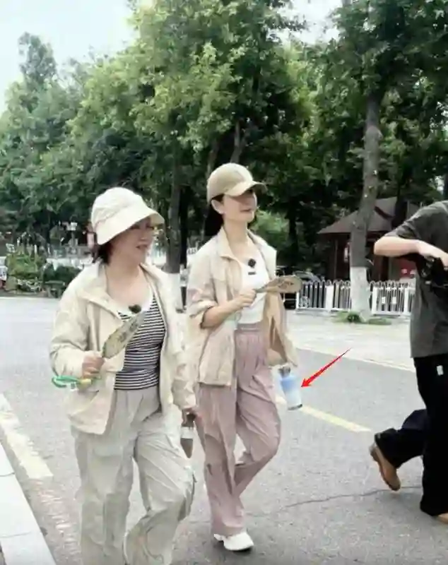 谢娜精力真旺盛，两天飞两地赶录节目，一口气爬200米山坡真厉害