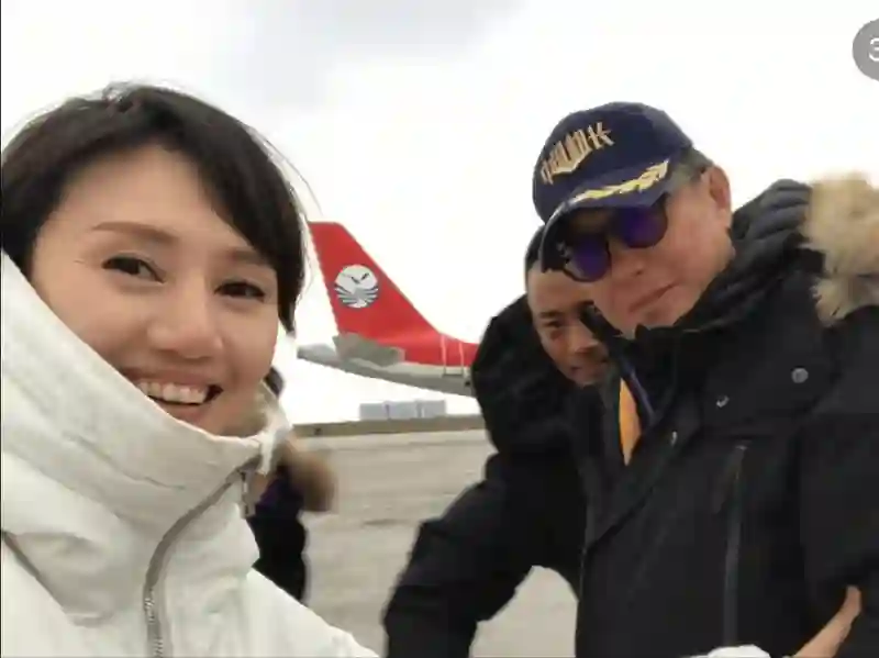 48岁袁泉回校进修 素颜气色差 眼下纹括号嘴 瘦到脱相 穿羽绒服疑体寒