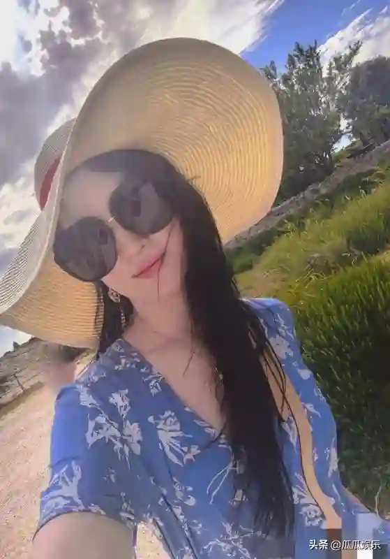 戛纳偶遇刘亦菲吃饭，大口吃东西胖成双下巴和旅行精修图判若两人