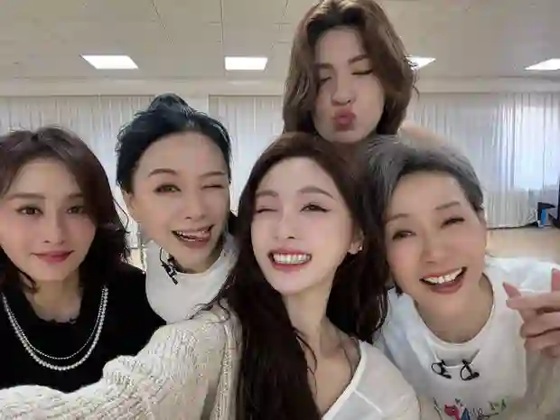 吴宣仪晒与叶童陈德容倪虹洁卡琳娜练习室合照，同框超有爱！