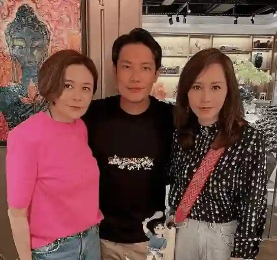 62岁关之琳和58岁刘嘉玲罕见同框，穿一身卡通毛衣很减龄，刘嘉玲一身皮衣又美又飒！