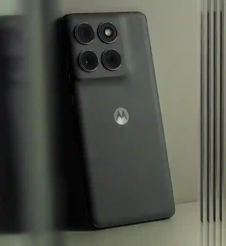 摩托罗拉Edge 2025手机渲染图曝光：升级三摄，沿用Quick Button快捷键