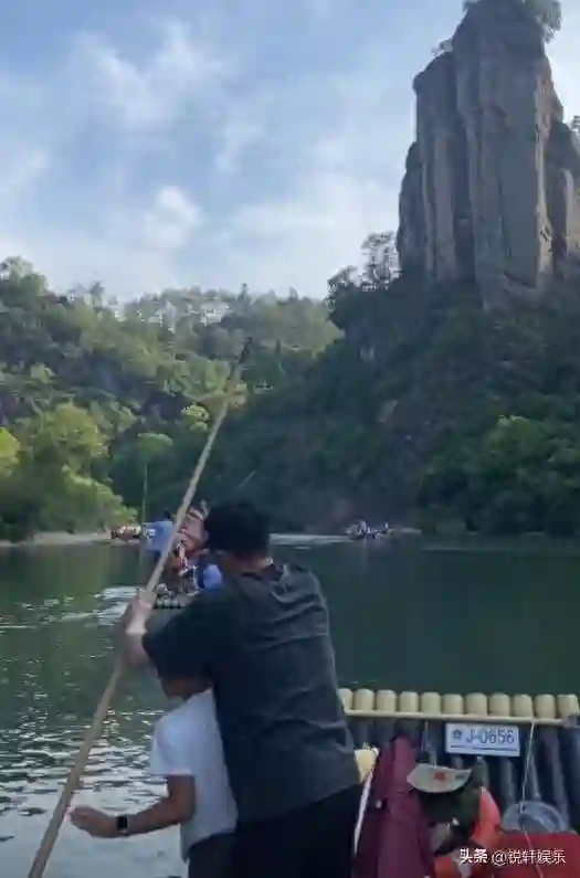 佟大为带全家打卡武夷山！大女儿神似王祖贤 儿子搂姐姐手臂超温馨