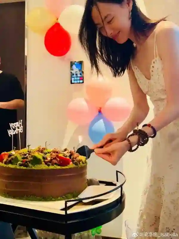 梁洛施庆祝37岁生日，男友送99朵玫瑰示爱，她脸上的笑容好娇羞