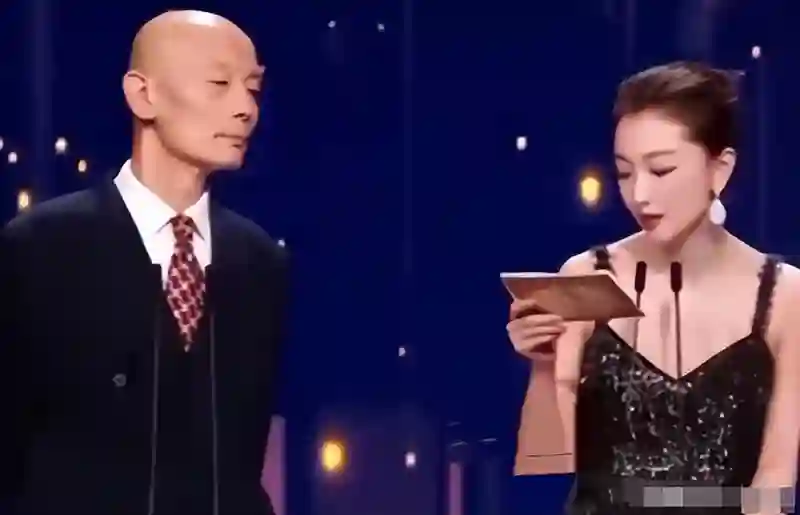 医美做得也太夸张了！以前极具辨识度的周冬雨，如今变成这样了
