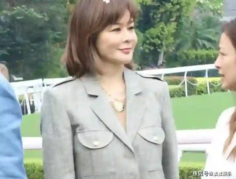 62岁关之琳出席赛马活动笑容温婉，举手投足之间散发从容魅力