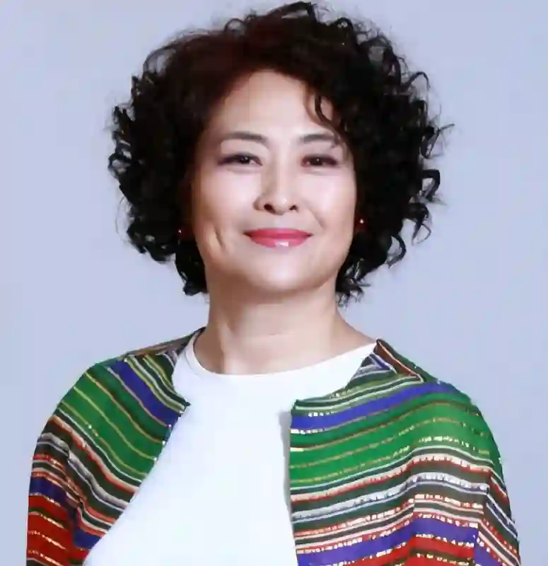 演员许娣：长相端庄秀丽，与丈夫恩爱43载，儿子儿媳都是圈内人