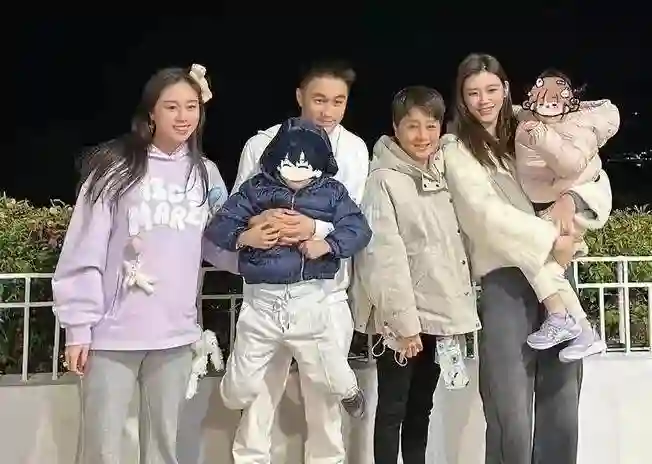 奚梦瑶何猷君带娃过六一！全家打扮低调游港迪，6岁儿子身高优越