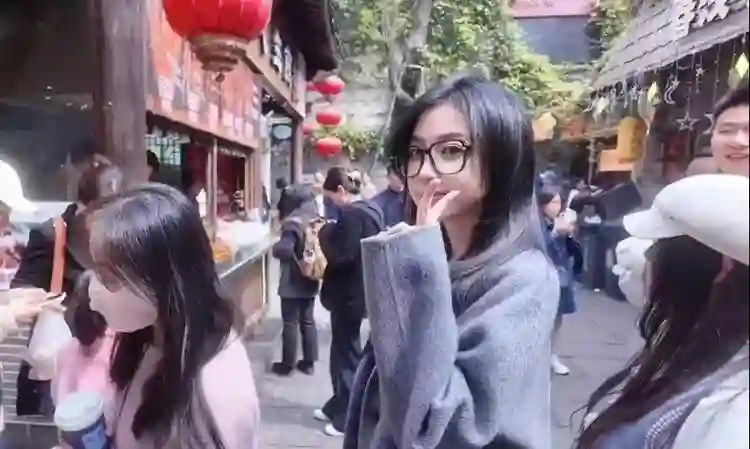 趁着潘玮柏在忙着演唱会，他老婆居然跑回南京独自逛吃？