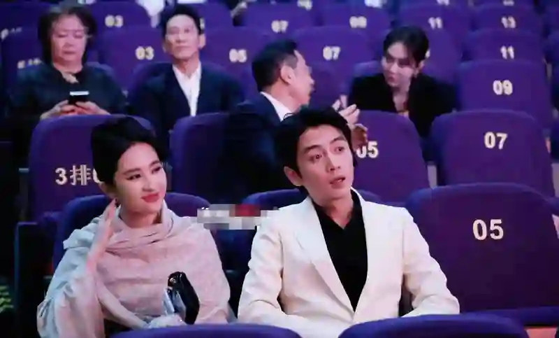 离婚3个月，陈妍希满脸写着“老娘好得很”，而陈晓眼里依旧没光