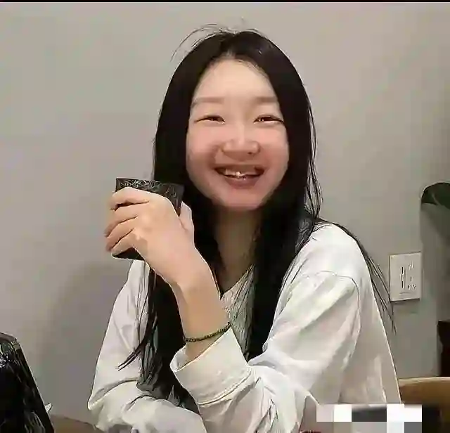 演员周冬雨的素颜照曝光后，瞬间引发热议！网友：这才是真正的她