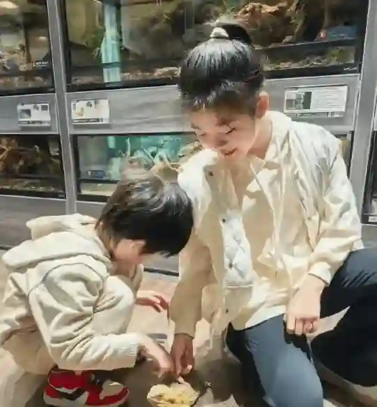 章子怡女儿客串新电影，9岁醒醒遗传了妈妈的好演技，这长相可真像汪峰