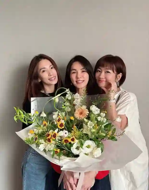 回忆杀来袭！SHE久违重聚为Ella庆生 二十余年情谊不变