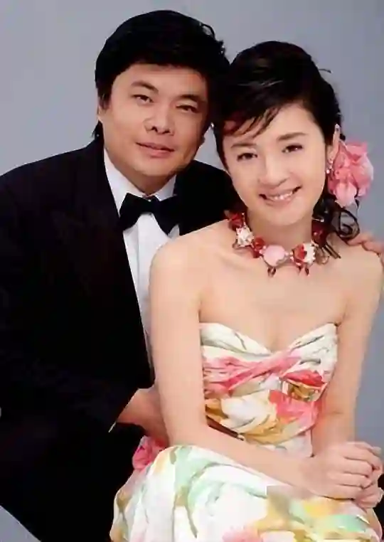 从倪萍接班人到被央视除名，用孩子“逼走”原配，20年了她幸福吗
