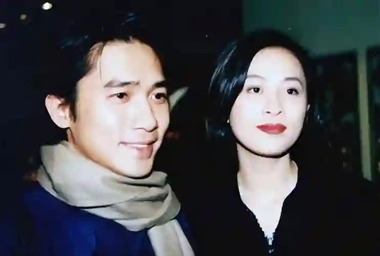 梁朝伟刘嘉玲泰国度假，两人结婚多年恩爱如初，刘嘉玲美腿抢镜