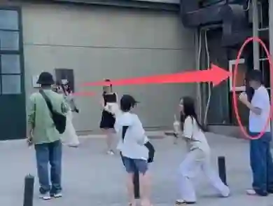 好了伤疤忘了疼！贾乃亮李小璐合体出游，女儿甜馨表现惹众议
