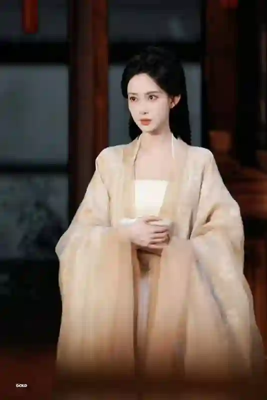 孟子义嫩黄襦裙造型亮相，耳饰勾勒完美脸型