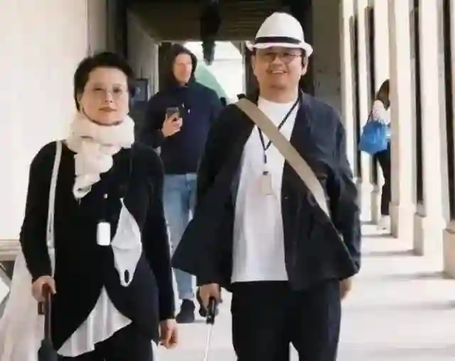 颜值回春惊艳全场，52岁袁立魅力不减，巴黎秀恩爱似少女