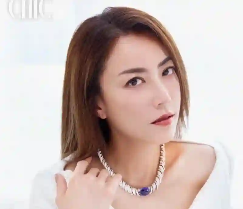 陪伴谢霆锋23年，39岁成单亲妈妈，今53岁和女儿同框成人生赢家