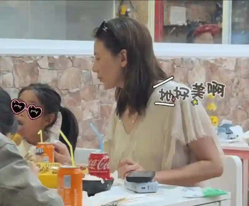 高圆圆母女国外吃麻辣烫，她6岁女儿脸黑像赵又廷，没遗传妈妈美貌