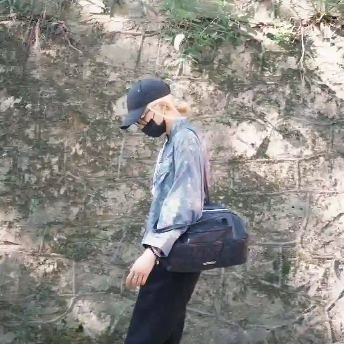 关晓彤发新照疑似回应争议，多根手指同时佩戴戒指破传闻