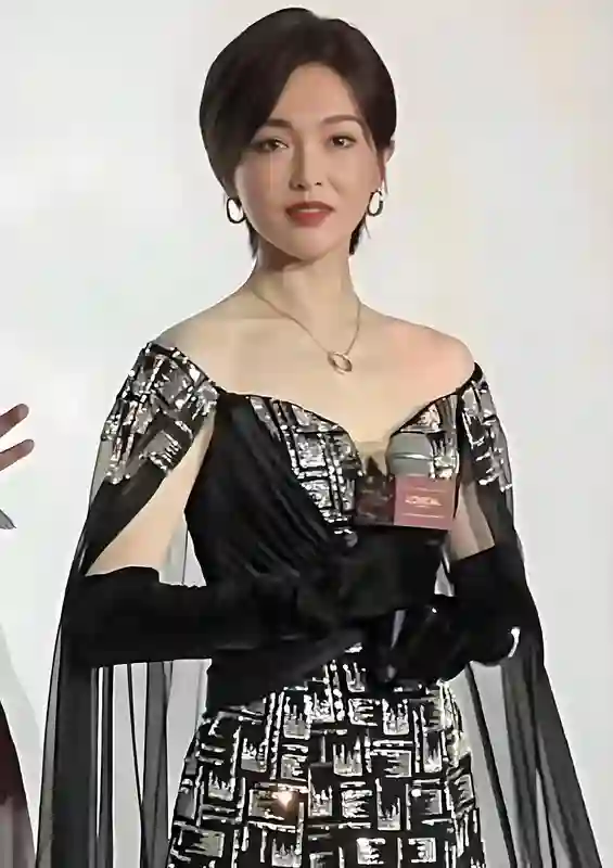 41岁唐嫣剪短发后像换了个人，穿露肩裙亮相又美又飒，差点认不出