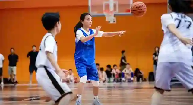 马雅舒儿女打篮球，米雅爱登没长歪还更好看，一家五口颜值真高