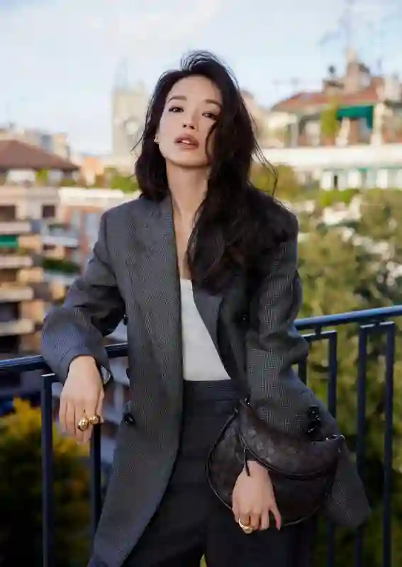 蔡澜去世才7天，恶心一幕出现！舒淇费力“穿上的衣服”又被扒下
