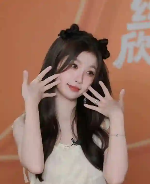 虞书欣蝴蝶结猫耳造型甜度超标！对镜比心嘟嘴萌化少女感拉满