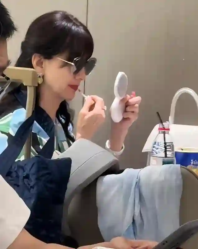 赵雅芝机场吃泡面被偶遇，喝矿泉水还得用吸管，饭后狂补妆真优雅