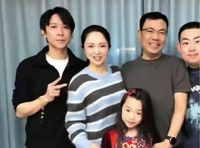董璇张维伊恋爱史：从多年朋友转为爱人，男方6月晒了全家福
