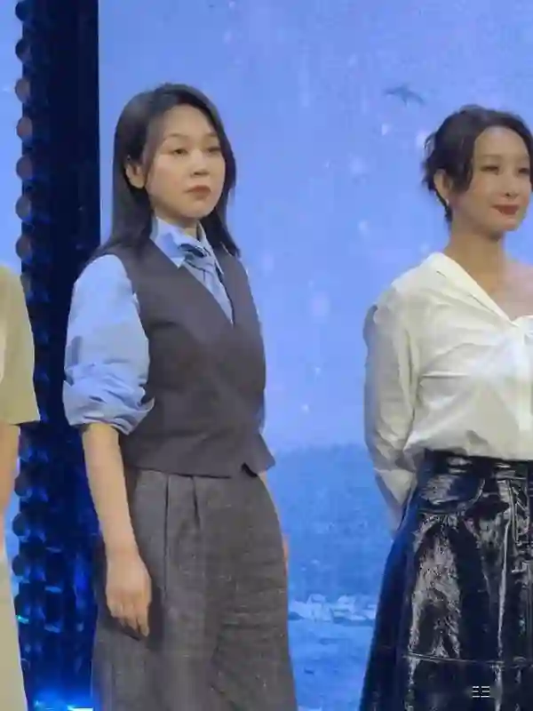 女演员同框:闫妮“大姐”气场，左小青脸有些肿，颖儿太出挑了