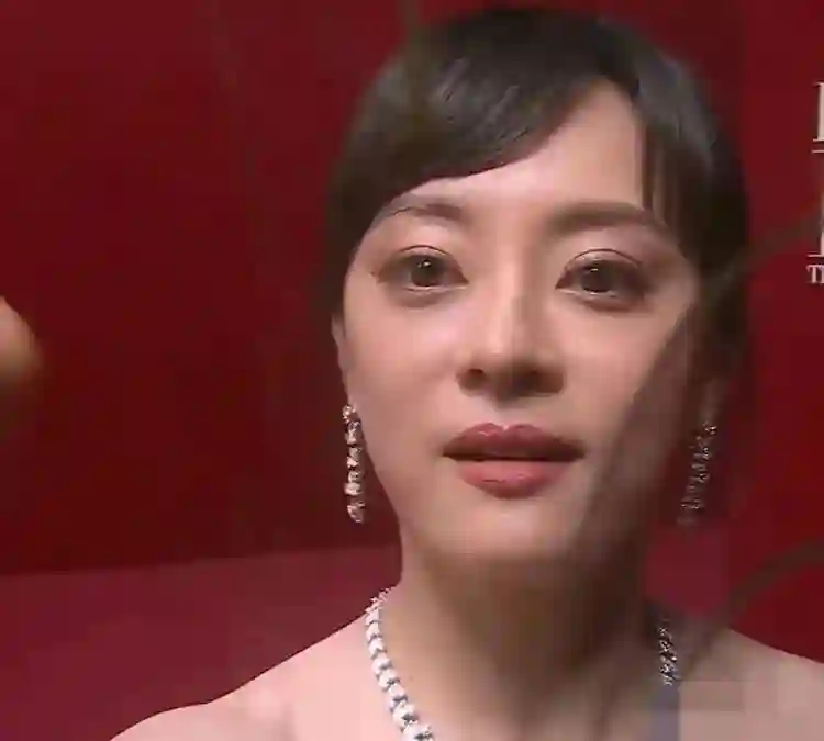 芭莎怼脸拍堪比照妖镜，孙俪林志玲全翻车，杨幂机灵躲镜头