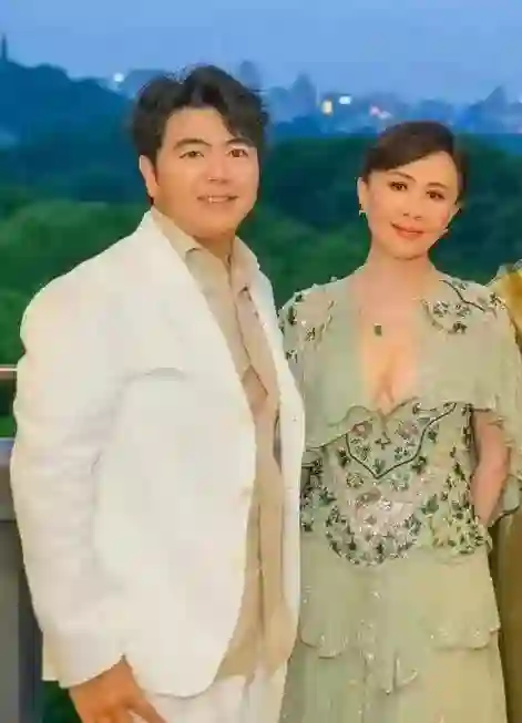 朗朗这回赚大了！不仅与4位美人同框，还紧贴着衣着大方的刘嘉玲