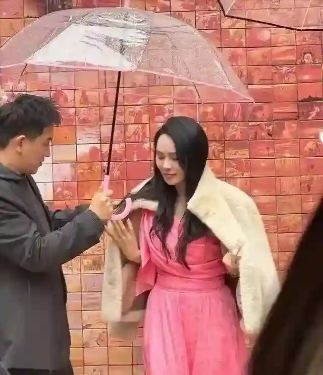 57岁伊能静不服老，巴塞罗那7度穿裙，路人镜头下展现真实魅力！