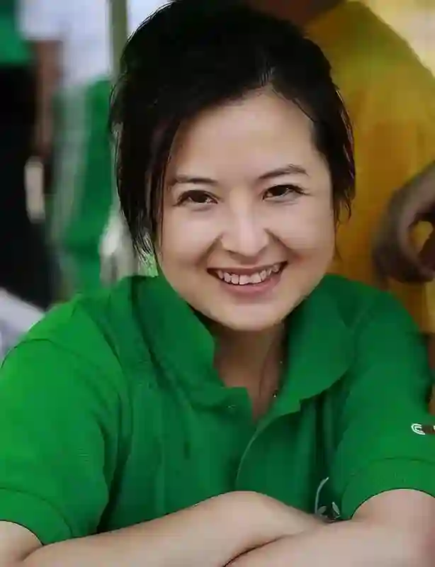 她曾是央视一枝花，低调嫁大18岁李铁为妻，如今52岁已满头白发