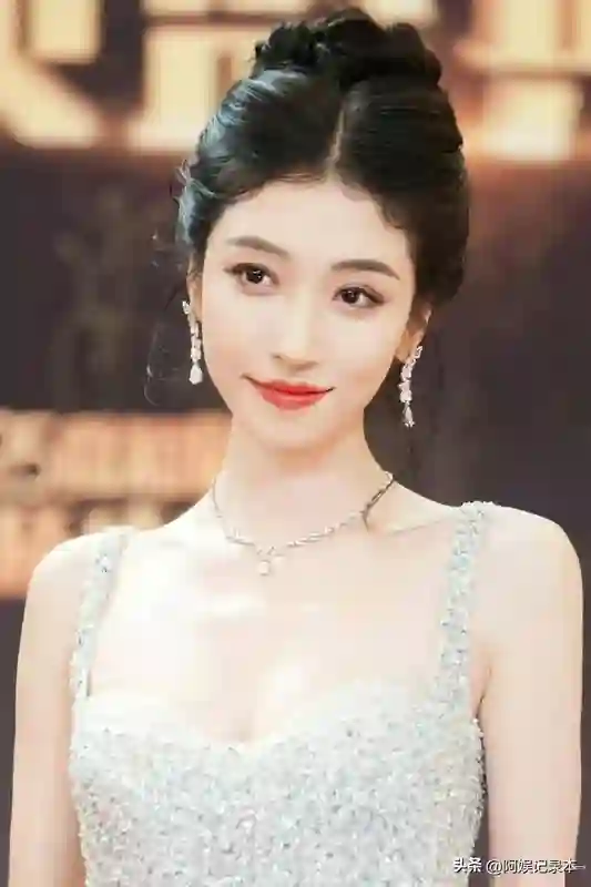 短剧女神们卸掉美颜后，颜值到底如何？谁能撑起屏幕魅力？