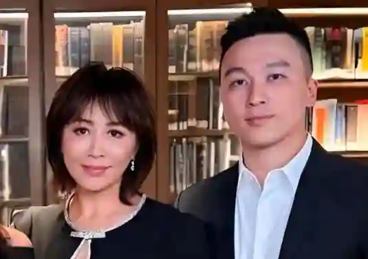 59岁金像影后刘嘉玲晒全家福，侄子大概率继承10亿财产